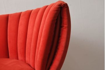中古　美品　展示品　高級家具ブランド　Abita Style(アビタスタイル)　優雅なレッドカラーとミッドセンチュリーデザインが空間のアクセントになるラウンジチェア(アームチェア、椅子、イス)(定価約10万5千円)(R-083259)