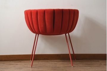 中古　美品　展示品　高級家具ブランド　Abita Style(アビタスタイル)　優雅なレッドカラーとミッドセンチュリーデザインが空間のアクセントになるラウンジチェア(アームチェア、椅子、イス)(定価約10万5千円)(R-083259)
