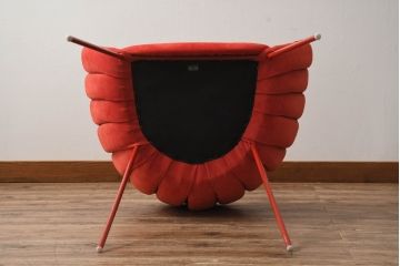 中古　美品　展示品　高級家具ブランド　Abita Style(アビタスタイル)　優雅なレッドカラーとミッドセンチュリーデザインが空間のアクセントになるラウンジチェア(アームチェア、椅子、イス)(定価約10万5千円)(R-083259)