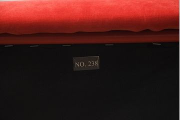 中古　美品　展示品　高級家具ブランド　Abita Style(アビタスタイル)　優雅なレッドカラーとミッドセンチュリーデザインが空間のアクセントになるラウンジチェア(アームチェア、椅子、イス)(定価約10万5千円)(R-083259)