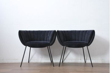 中古　美品　展示品　高級家具ブランド　Abita Style(アビタスタイル)　丸みのある背もたれと縦ステッチが特徴のモダンなラウンジチェア2脚セット(アームチェア、椅子、イス、ばら売り可能)(定価2脚で約21万円)(R-083260)