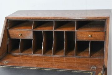 イギリスアンティーク　超美品　Lloyd’s Antiques(ロイズアンティークス)取り扱い　控えめな装飾が取り入れやすいオーク材ライディングビューロー(簿記机、ワークデスク、ビューローデスク、在宅用、在宅ワーク用、サイドチェスト、引き出し、英国)(R-083263)