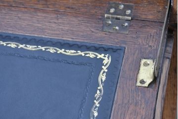 イギリスアンティーク　超美品　Lloyd’s Antiques(ロイズアンティークス)取り扱い　控えめな装飾が取り入れやすいオーク材ライディングビューロー(簿記机、ワークデスク、ビューローデスク、在宅用、在宅ワーク用、サイドチェスト、引き出し、英国)(R-083263)