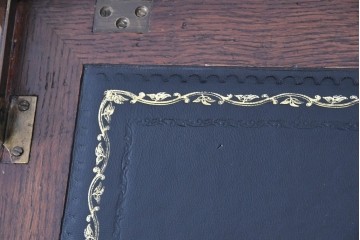 イギリスアンティーク　超美品　Lloyd’s Antiques(ロイズアンティークス)取り扱い　控えめな装飾が取り入れやすいオーク材ライティングビューロー　(R-083263)