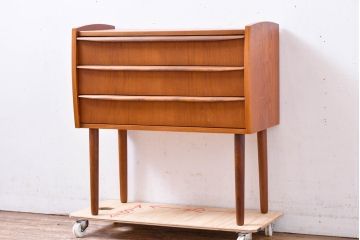 デンマークビンテージ　美品　チーク材　すらっとした脚が愛らしいスモールチェスト(サイドチェスト、引き出し、サイドボード、ヴィンテージ、北欧)(R-083265)