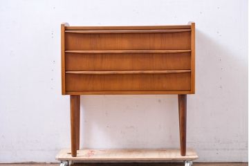 デンマークビンテージ　美品　チーク材　すらっとした脚が愛らしいスモールチェスト(サイドチェスト、引き出し、サイドボード、ヴィンテージ、北欧)(R-083265)