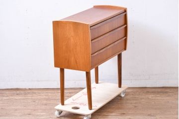 デンマークビンテージ　美品　チーク材　すらっとした脚が愛らしいスモールチェスト(サイドチェスト、引き出し、サイドボード、ヴィンテージ、北欧)(R-083265)