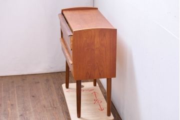 デンマークビンテージ　美品　チーク材　すらっとした脚が愛らしいスモールチェスト(サイドチェスト、引き出し、サイドボード、ヴィンテージ、北欧)(R-083265)