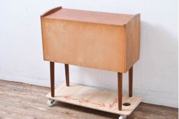 デンマークビンテージ　美品　チーク材　すらっとした脚が愛らしいスモールチェスト(サイドチェスト、引き出し、サイドボード、ヴィンテージ、北欧)(R-083265)