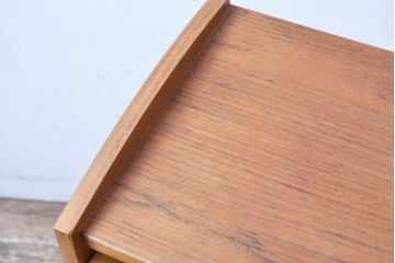 デンマークビンテージ　美品　チーク材　すらっとした脚が愛らしいスモールチェスト(サイドチェスト、引き出し、サイドボード、ヴィンテージ、北欧)(R-083265)