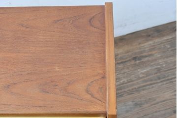 デンマークビンテージ　美品　チーク材　すらっとした脚が愛らしいスモールチェスト(サイドチェスト、引き出し、サイドボード、ヴィンテージ、北欧)(R-083265)