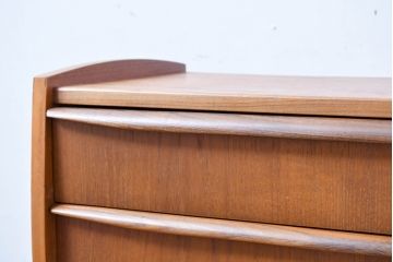 デンマークビンテージ　美品　チーク材　すらっとした脚が愛らしいスモールチェスト(サイドチェスト、引き出し、サイドボード、ヴィンテージ、北欧)(R-083265)
