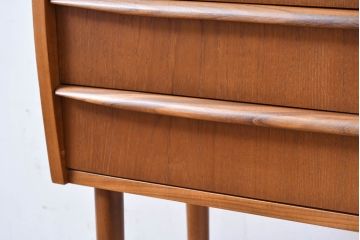 デンマークビンテージ　美品　チーク材　すらっとした脚が愛らしいスモールチェスト(サイドチェスト、引き出し、サイドボード、ヴィンテージ、北欧)(R-083265)