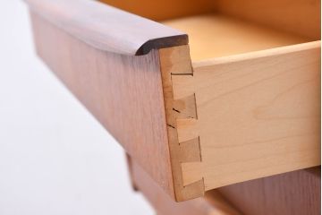 デンマークビンテージ　美品　チーク材　すらっとした脚が愛らしいスモールチェスト(サイドチェスト、引き出し、サイドボード、ヴィンテージ、北欧)(R-083265)
