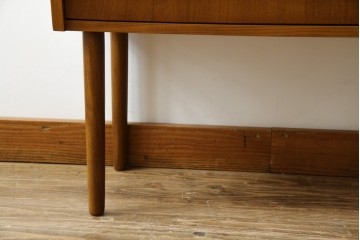 デンマークビンテージ　美品　チーク材　すらっとした脚が愛らしいスモールチェスト(サイドチェスト、引き出し、サイドボード、ヴィンテージ、北欧)(R-083265)