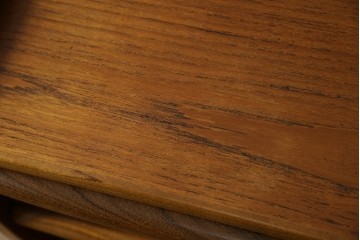 デンマークビンテージ　美品　チーク材　すらっとした脚が愛らしいスモールチェスト(サイドチェスト、引き出し、サイドボード、ヴィンテージ、北欧)(R-083265)