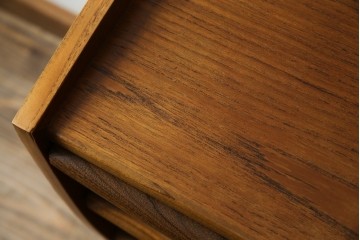 デンマークビンテージ　美品　チーク材　すらっとした脚が愛らしいスモールチェスト(サイドチェスト、引き出し、サイドボード、ヴィンテージ、北欧)(R-083265)