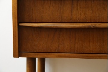 デンマークビンテージ　美品　チーク材　すらっとした脚が愛らしいスモールチェスト(サイドチェスト、引き出し、サイドボード、ヴィンテージ、北欧)(R-083265)