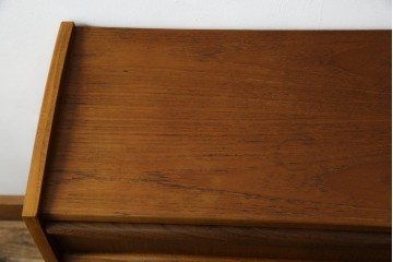 デンマークビンテージ　美品　チーク材　すらっとした脚が愛らしいスモールチェスト(サイドチェスト、引き出し、サイドボード、ヴィンテージ、北欧)(R-083265)