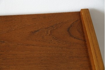 デンマークビンテージ　美品　チーク材　すらっとした脚が愛らしいスモールチェスト(サイドチェスト、引き出し、サイドボード、ヴィンテージ、北欧)(R-083265)