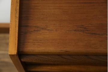 デンマークビンテージ　美品　チーク材　すらっとした脚が愛らしいスモールチェスト(サイドチェスト、引き出し、サイドボード、ヴィンテージ、北欧)(R-083265)