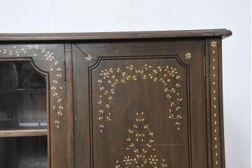 アジアンビンテージ　高級品!!　美しい唐草風象嵌装飾　ハンドクラフト　アジアンクラシカルな雰囲気が素敵なサイドボード(サイドキャビネット、リビングボード、収納棚、飾り棚、戸棚、ヴィンテージ)(R-083266)