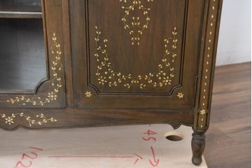 アジアンビンテージ　高級品!!　美しい唐草風象嵌装飾　ハンドクラフト　アジアンクラシカルな雰囲気が素敵なサイドボード(サイドキャビネット、リビングボード、収納棚、飾り棚、戸棚、ヴィンテージ)(R-083266)