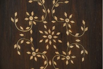 アジアンビンテージ　高級品!!　美しい唐草風象嵌装飾　ハンドクラフト　アジアンクラシカルな雰囲気が素敵なサイドボード(サイドキャビネット、リビングボード、収納棚、飾り棚、戸棚、ヴィンテージ)(R-083266)