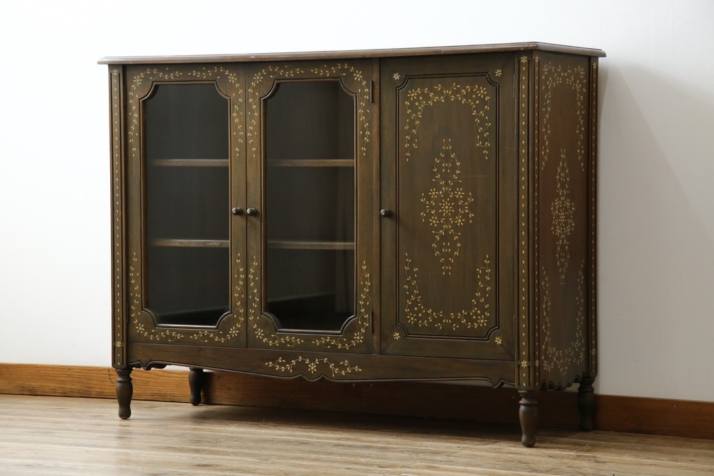 アジアンヴィンテージ　高級品!!　美しい唐草風象嵌装飾　ハンドクラフト　アジアンクラシカルな雰囲気が素敵なサイドボード　(R-083266)