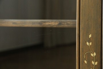 アジアンヴィンテージ　高級品!!　美しい唐草風象嵌装飾　ハンドクラフト　アジアンクラシカルな雰囲気が素敵なサイドボード　(R-083266)