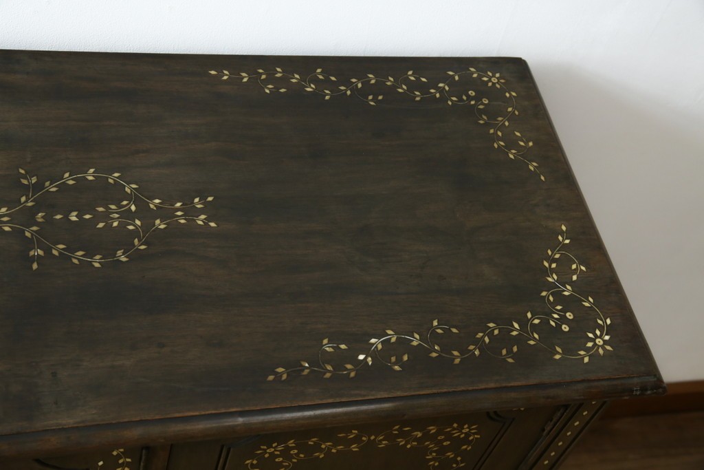 アジアンヴィンテージ　高級品!!　美しい唐草風象嵌装飾　ハンドクラフト　アジアンクラシカルな雰囲気が素敵なサイドボード　(R-083266)