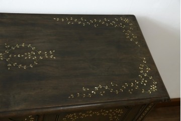 アジアンヴィンテージ　高級品!!　美しい唐草風象嵌装飾　ハンドクラフト　アジアンクラシカルな雰囲気が素敵なサイドボード　(R-083266)