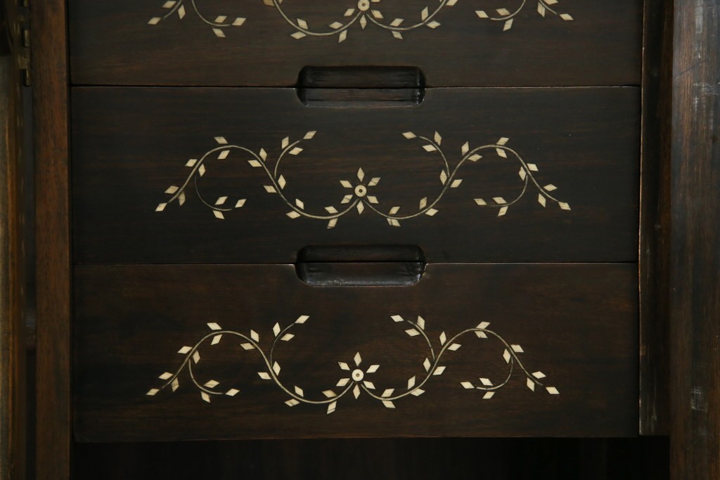 アジアンヴィンテージ　高級品!!　美しい唐草風象嵌装飾　ハンドクラフト　アジアンクラシカルな雰囲気が素敵なサイドボード　(R-083266)