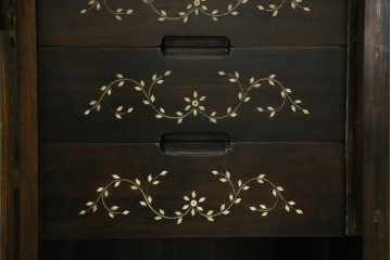 アジアンヴィンテージ　高級品!!　美しい唐草風象嵌装飾　ハンドクラフト　アジアンクラシカルな雰囲気が素敵なサイドボード　(R-083266)