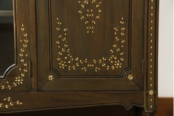 アジアンヴィンテージ　高級品!!　美しい唐草風象嵌装飾　ハンドクラフト　アジアンクラシカルな雰囲気が素敵なサイドボード　(R-083266)