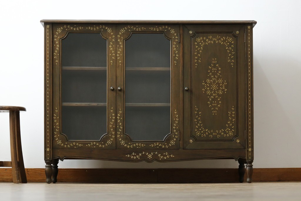 アジアンヴィンテージ　高級品!!　美しい唐草風象嵌装飾　ハンドクラフト　アジアンクラシカルな雰囲気が素敵なサイドボード　(R-083266)