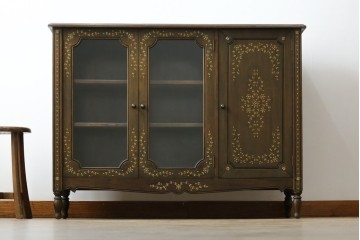 アジアンヴィンテージ　高級品!!　美しい唐草風象嵌装飾　ハンドクラフト　アジアンクラシカルな雰囲気が素敵なサイドボード　(R-083266)