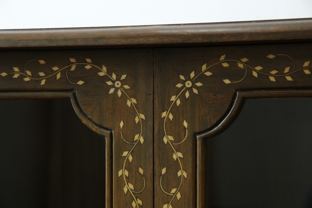 アジアンヴィンテージ　高級品!!　美しい唐草風象嵌装飾　ハンドクラフト　アジアンクラシカルな雰囲気が素敵なサイドボード　(R-083266)
