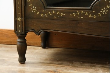 アジアンヴィンテージ　高級品!!　美しい唐草風象嵌装飾　ハンドクラフト　アジアンクラシカルな雰囲気が素敵なサイドボード　(R-083266)