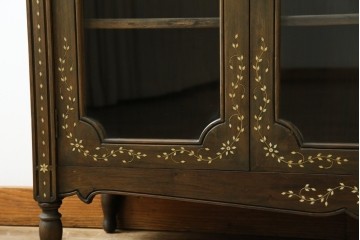 アジアンヴィンテージ　高級品!!　美しい唐草風象嵌装飾　ハンドクラフト　アジアンクラシカルな雰囲気が素敵なサイドボード　(R-083266)