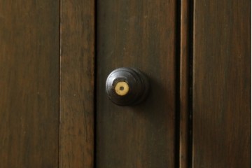 アジアンヴィンテージ　高級品!!　美しい唐草風象嵌装飾　ハンドクラフト　アジアンクラシカルな雰囲気が素敵なサイドボード　(R-083266)