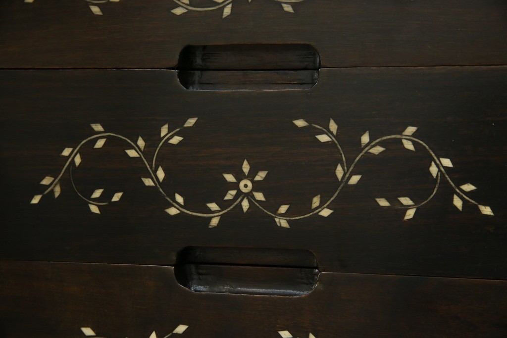 アジアンヴィンテージ　高級品!!　美しい唐草風象嵌装飾　ハンドクラフト　アジアンクラシカルな雰囲気が素敵なサイドボード　(R-083266)