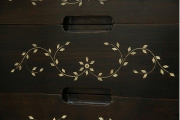 アジアンヴィンテージ　高級品!!　美しい唐草風象嵌装飾　ハンドクラフト　アジアンクラシカルな雰囲気が素敵なサイドボード　(R-083266)