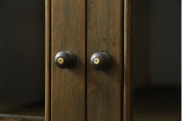 アジアンヴィンテージ　高級品!!　美しい唐草風象嵌装飾　ハンドクラフト　アジアンクラシカルな雰囲気が素敵なサイドボード　(R-083266)