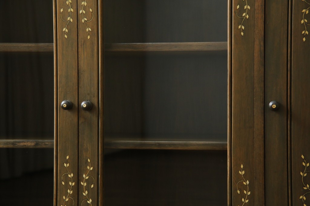 アジアンヴィンテージ　高級品!!　美しい唐草風象嵌装飾　ハンドクラフト　アジアンクラシカルな雰囲気が素敵なサイドボード　(R-083266)