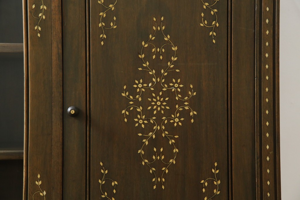 アジアンヴィンテージ　高級品!!　美しい唐草風象嵌装飾　ハンドクラフト　アジアンクラシカルな雰囲気が素敵なサイドボード　(R-083266)