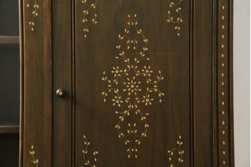 アジアンヴィンテージ　高級品!!　美しい唐草風象嵌装飾　ハンドクラフト　アジアンクラシカルな雰囲気が素敵なサイドボード　(R-083266)
