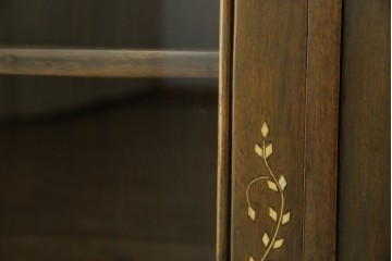 アジアンヴィンテージ　高級品!!　美しい唐草風象嵌装飾　ハンドクラフト　アジアンクラシカルな雰囲気が素敵なサイドボード　(R-083266)