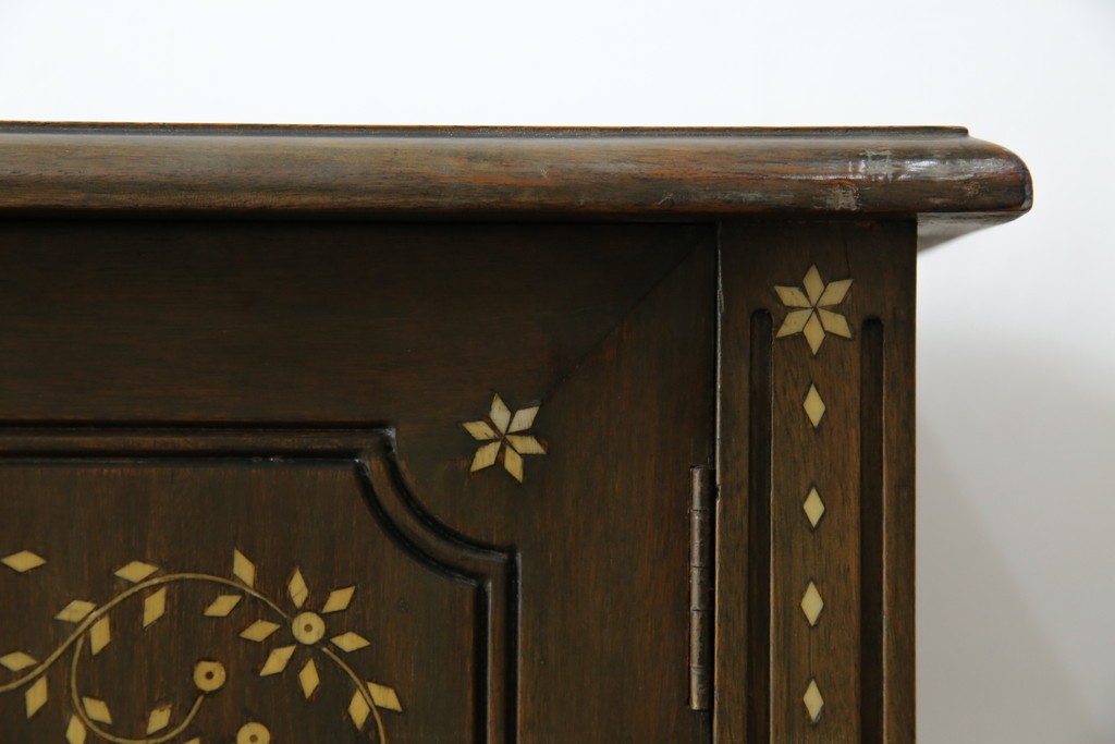 アジアンヴィンテージ　高級品!!　美しい唐草風象嵌装飾　ハンドクラフト　アジアンクラシカルな雰囲気が素敵なサイドボード　(R-083266)