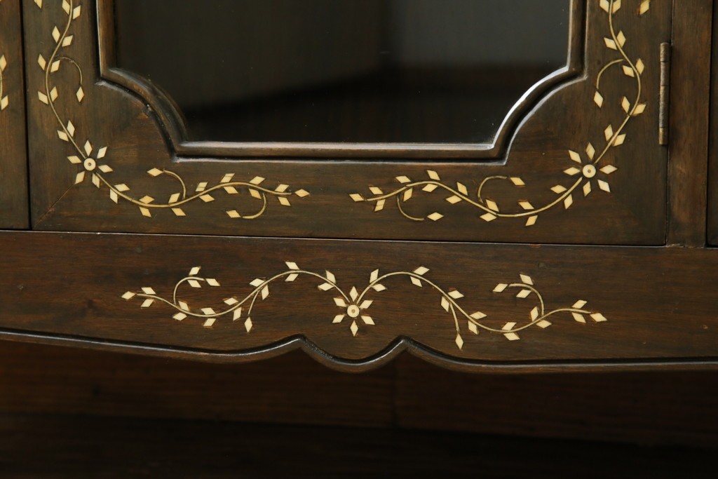 アジアンヴィンテージ　高級品!!　美しい唐草風象嵌装飾　ハンドクラフト　アジアンクラシカルな雰囲気が素敵なサイドボード　(R-083266)